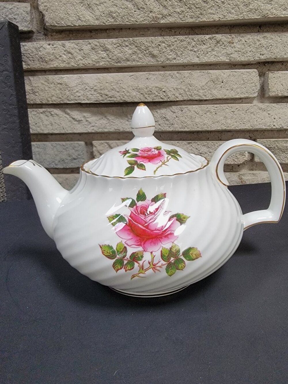 VTG Northumbria AG Ltd teapot Carleton Rose pattern, made in England pink roses